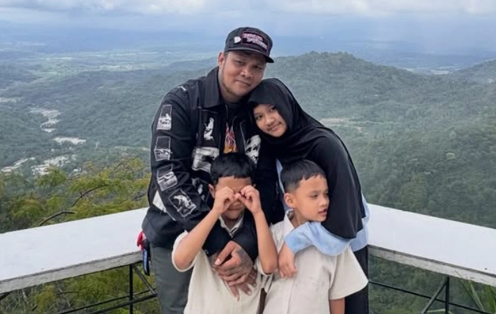 Virgoun bersama Anak-anaknya. [Instagram]