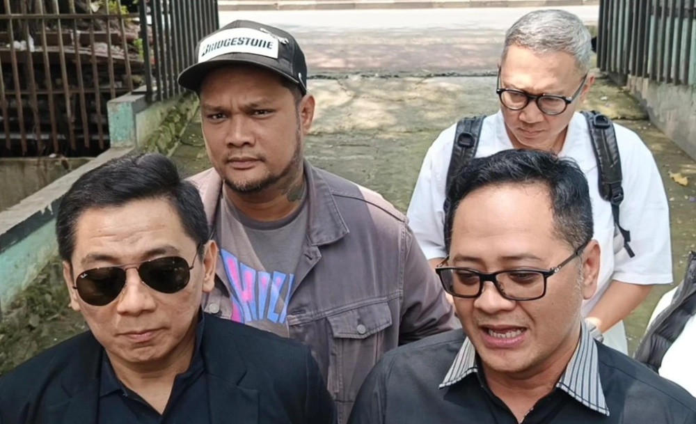 Kuasa Hukum Sandy Arifin dan Andi Santika mendampingi Virgoun. [Indopop/Raka]
