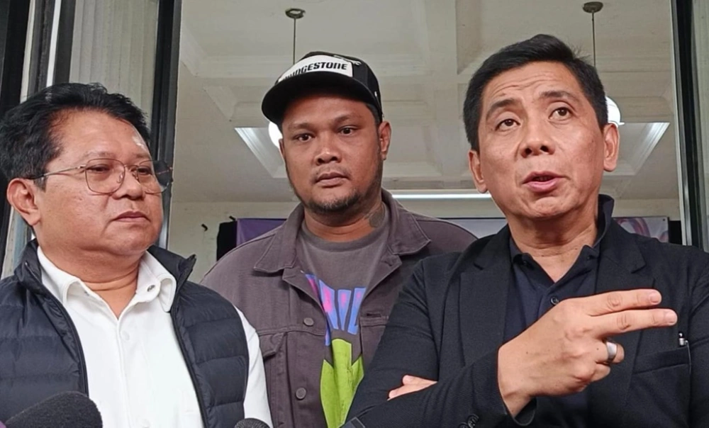 Virgoun bersama kuasa hukumnya saat datang ke Komnas Anak. [Indopop/Raka]