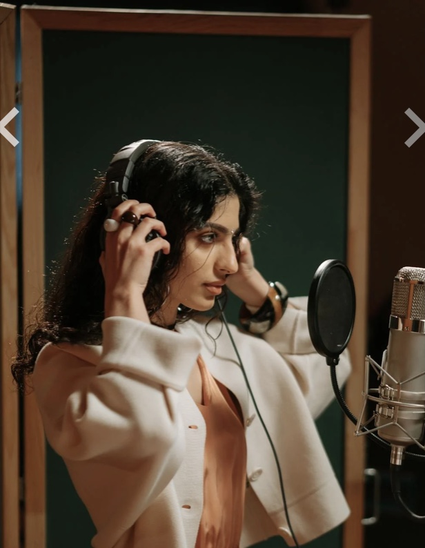 Voice Over Talent Berada Di Studio (Website)