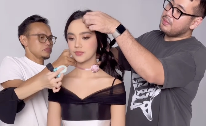 Wanda Hara Menata Busana Lyodra. [Instagram]