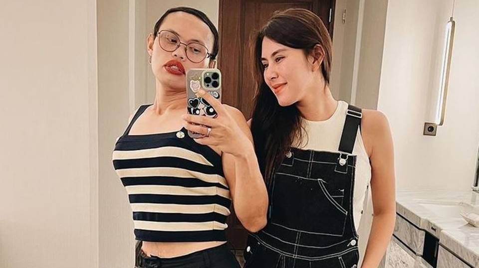 Syahnaz Sadiqah Bagikan Foto Lebaran, Outfit Wanda Hara Dinilai Rusak Pemandangan