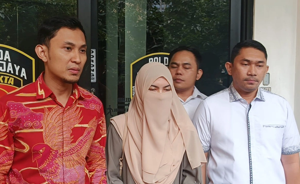 Wardatina Mawa usai menjalani pemeriksaan di Polda Metro Jaya. [Indopop/Selvianus Kopong Basar]