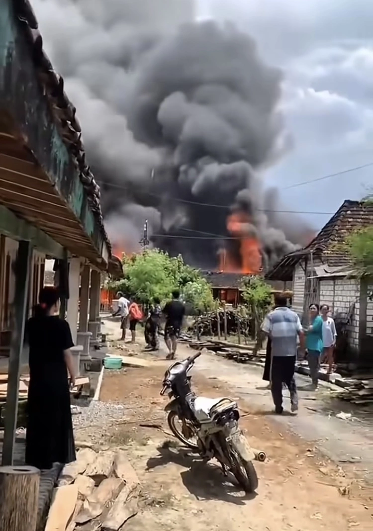 Warga Desa Datangi Rumah Yang Dibakar Sang Anak 1 [Instagram]