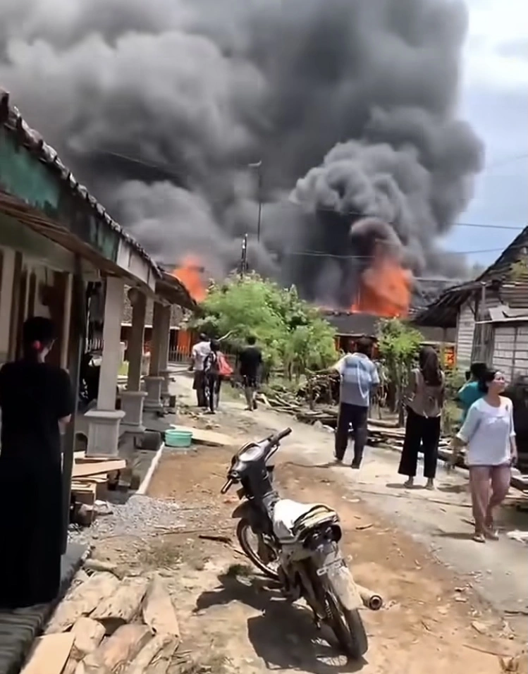 Warga Desa Datangi Rumah Yang Dibakar Sang Anak 2 [Instagram]