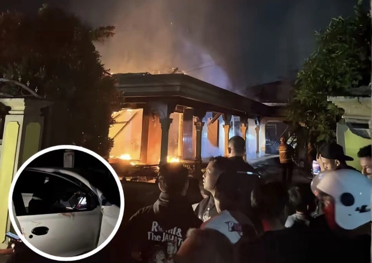 Warga Menyaksikan Rumah Wanita Di Tulungagung Yang Dibakar Kekasihnya [Instagram]