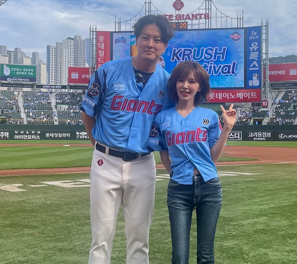 Wendy Red Velvet di Pertandingan Bisbol [Instagram]