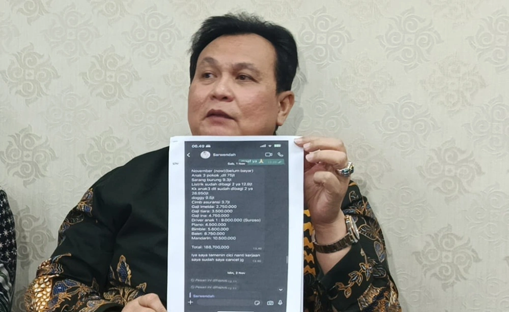 Minola Sebayang memperlihatkan bukti chat dan transfer Ruben Onsu pada Sarwendah. [FTNews/Selvianus Kopong Basar]