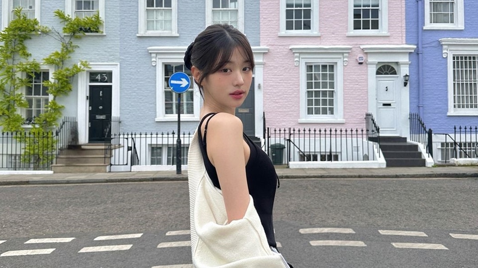 Jang Wonyoung IVE Tuai Pujian Gegara Lepas Sarung Tangan Saat Temui Fans