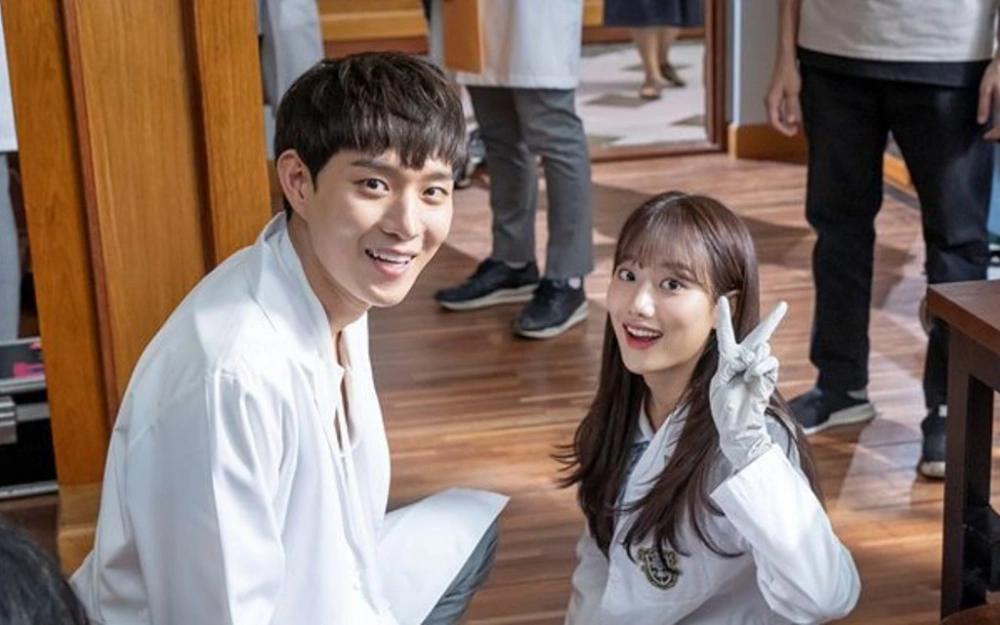 Lee Naeun dan Kim Young Dae di Extraordinary You. (MBC)