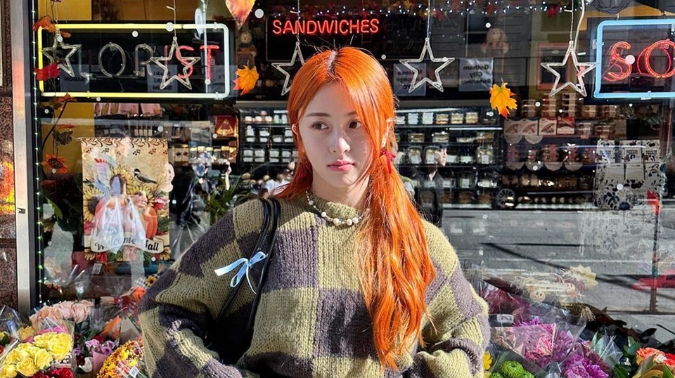 Yunjin LE SSERAFIM Picu Kontroversi Usai Terang-terangan Baca Buku Ini