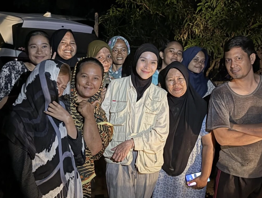 Zaskia Adya Mecca Bersama Korban Bencana Di Aceh Tamiang. [Instagram]