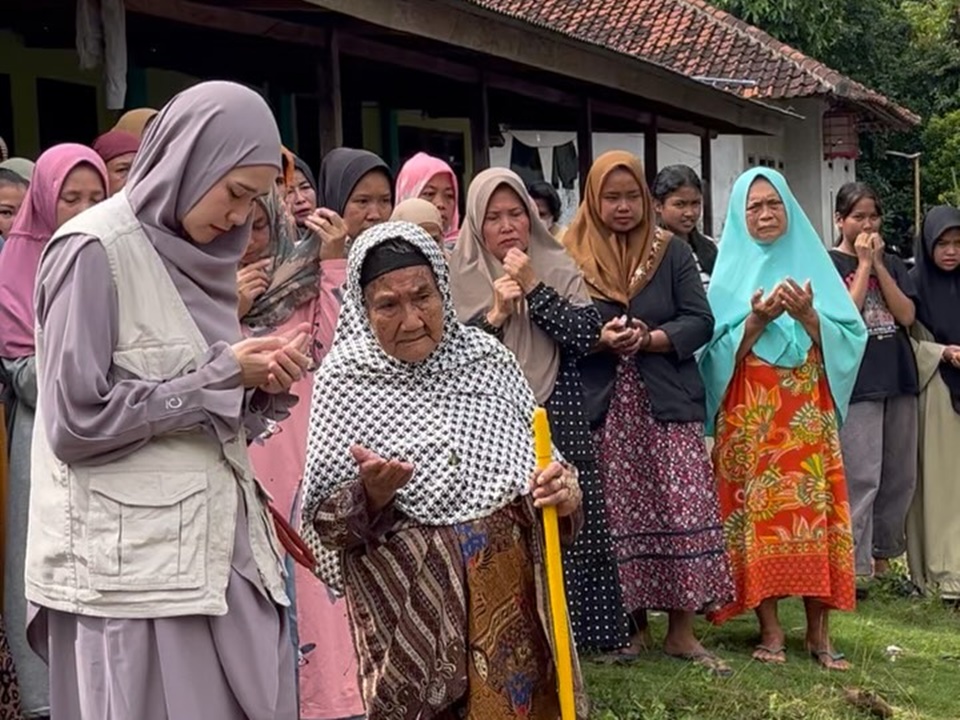 Zaskia Adya Mecca Bagi-bagi Ayam Hidup untuk Yang Membutuhkan [Instagram]