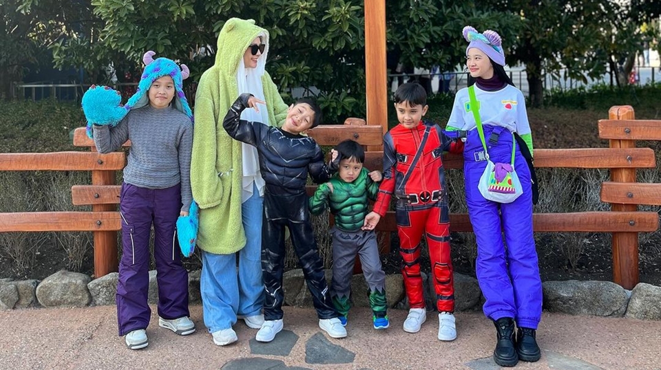 Zaskia Adya Mecca Tak Larang Anak Mandi Hujan, Biar Tetap Sehat Lakukan Ini Usai Bermain