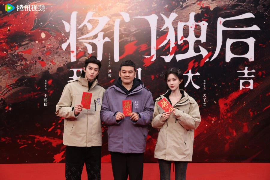 Dylan Wang dan Meng Ziyi bersama sutradara saat boating ceremony. (Tencent Video)