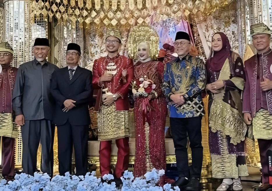 Zulkifli Hasan Menghadiri Pernikahan Anak Seorang Petinggi PAN di Padang. [Instagram]