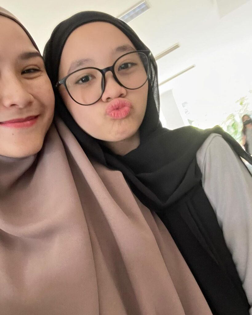 Zaskia Adya Mecca dan putrinya, Kana Sybilla. (Instagram/zaskiadyamecca)