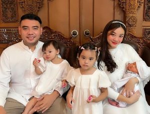 Potret Cleopatra Djapri bersama suami dan anaknya. [Instagram]