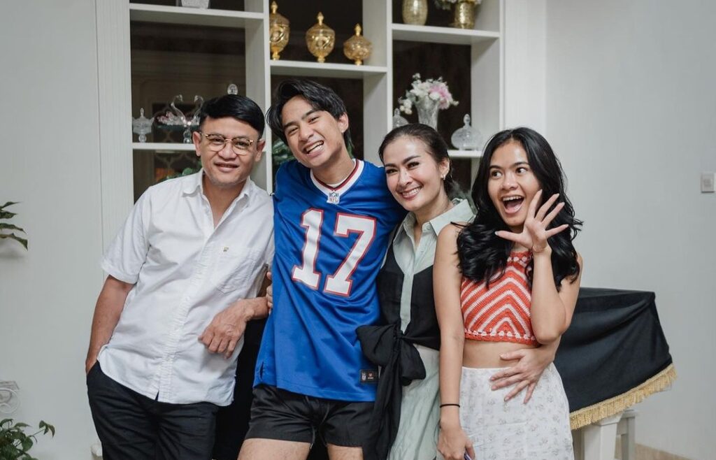 Iis Dahli bersama suami dan anak-anaknya [Instagram/isdadahlia]