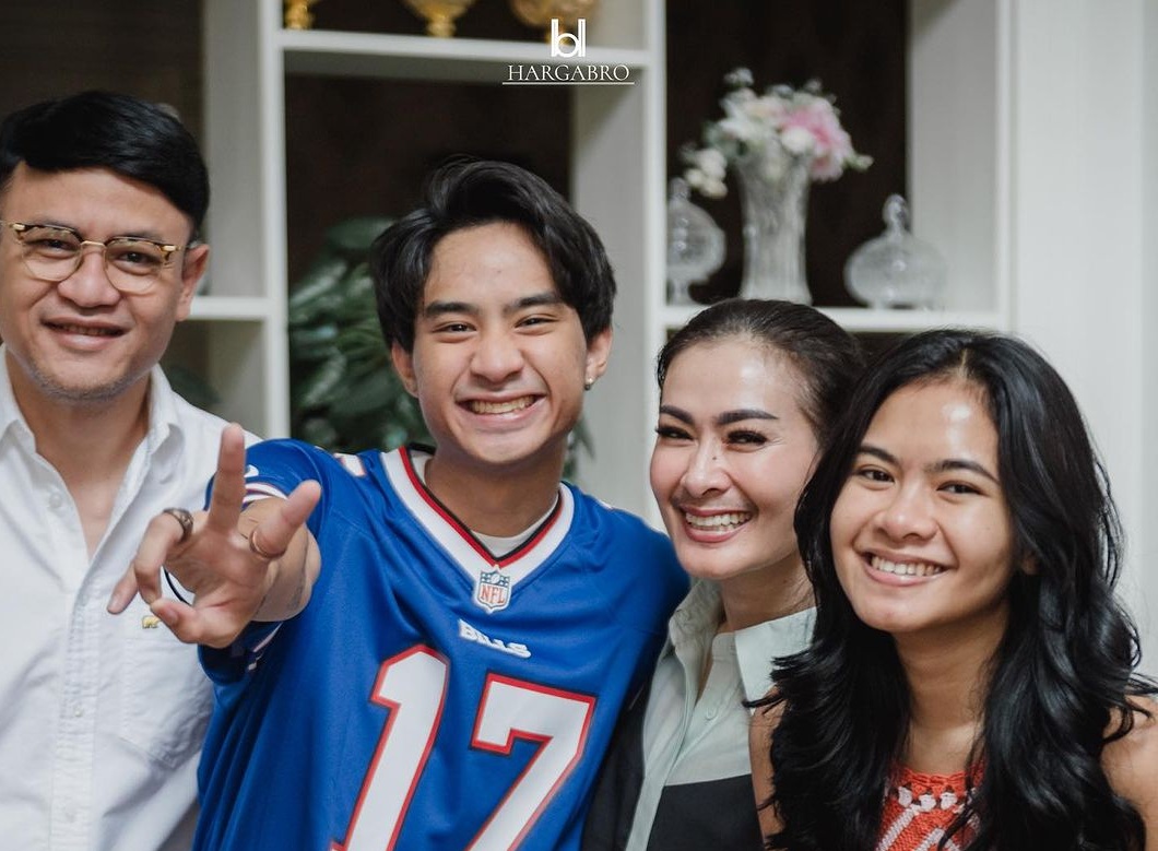 Iis Dahli bersama suami dan anak-anaknya [Instagram/isdadahlia]