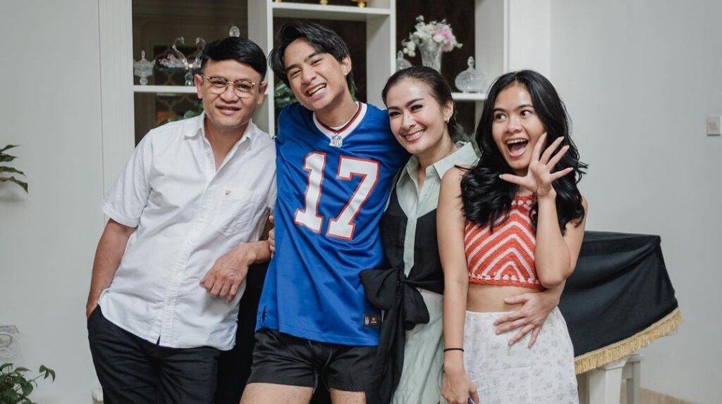 Iis Dahli bersama suami dan anak-anaknya [Instagram/isdadahlia]