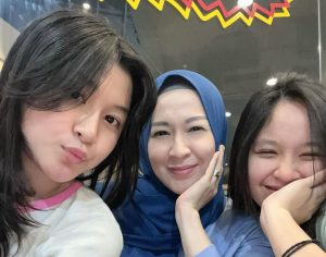 Okie Agustina bersama dua anak perempuannya. [Instagram]