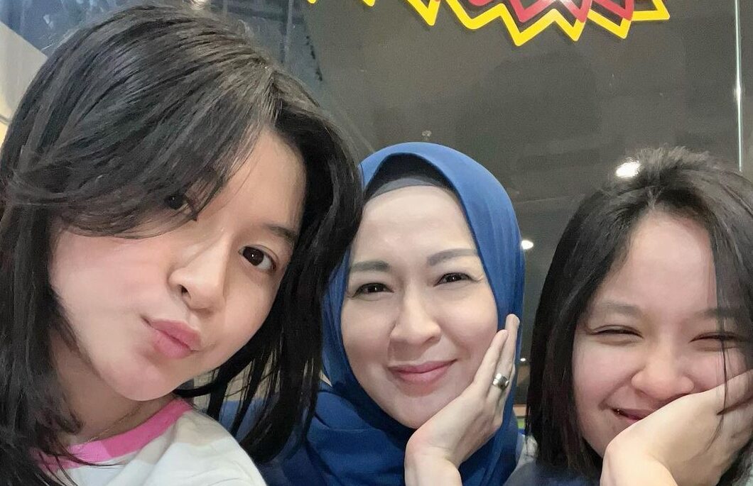 Okie Agustina bersama dua anak perempuannya. [Instagram]