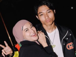 Okie Agustina dan anak sulungnya, Kiesha Alvaro. [Instagram]