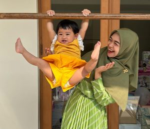 Ria Ricis dan putrinya, Moana. [Instagram]