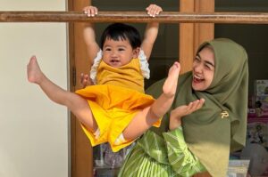 Ria Ricis dan putrinya, Moana. [Instagram]