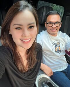 Jennifer Dunn bersama suaminya, Faisal Harris. [Instagram]