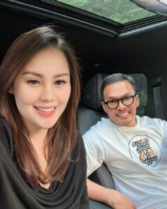 Jennifer Dunn bersama suaminya, Faisal Harris. [Instagram]