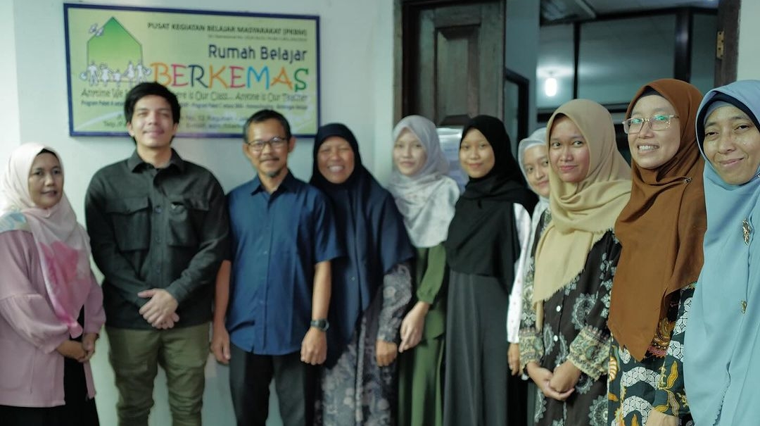 Atta Halilintar bersama Guru-guru di Rumah Belajar Berkemas [Instagram]