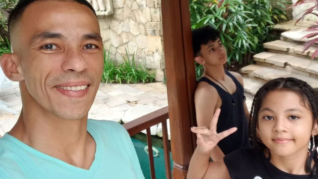 Attila Syach dan dua anaknya [Instagram]