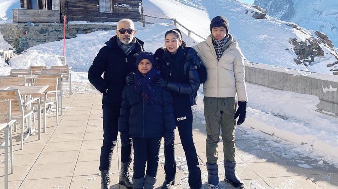 Bunga Zainal dan Keluarga [Instagram]