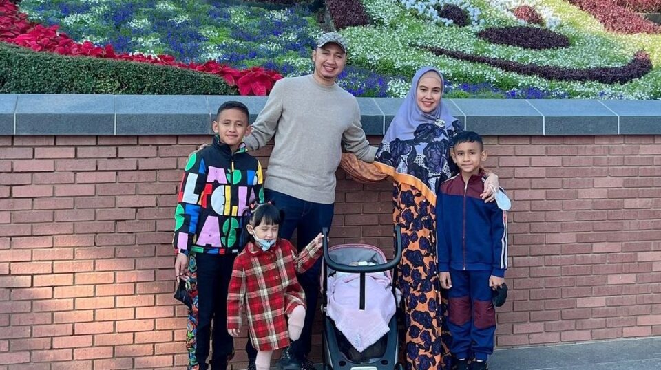 Kartika Putri bersama suami dan anak-anak [Instagram]