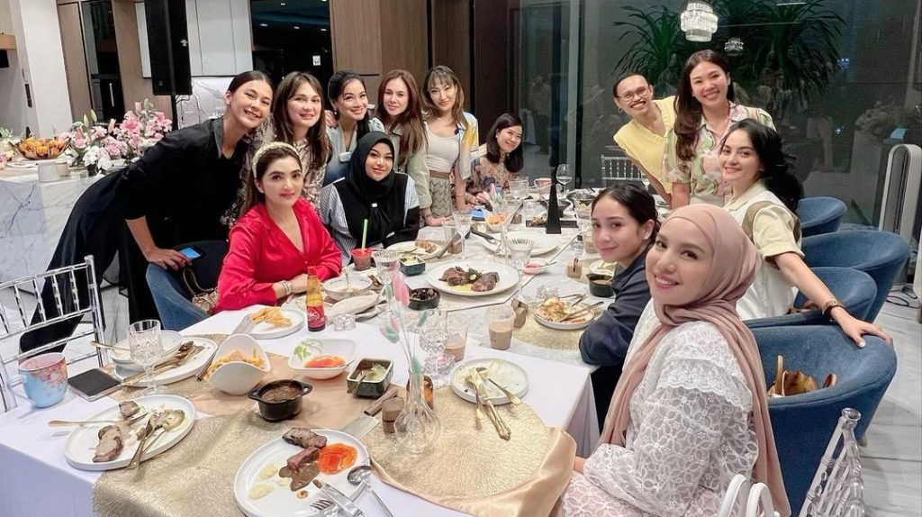 Titi Kamal bareng Geng Cendol [Instagram]