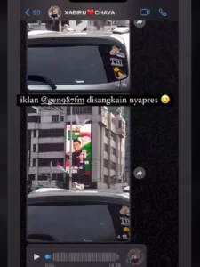 Iklan dengan foto Okin