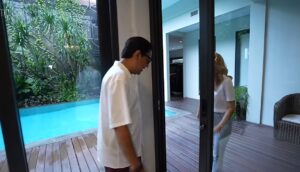 Kolam renang di rumah BCL. [YouTube]