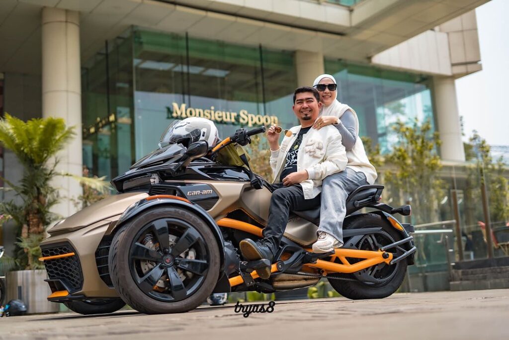 Ustaz Solmed dan April Jasmine. [Instagram]
