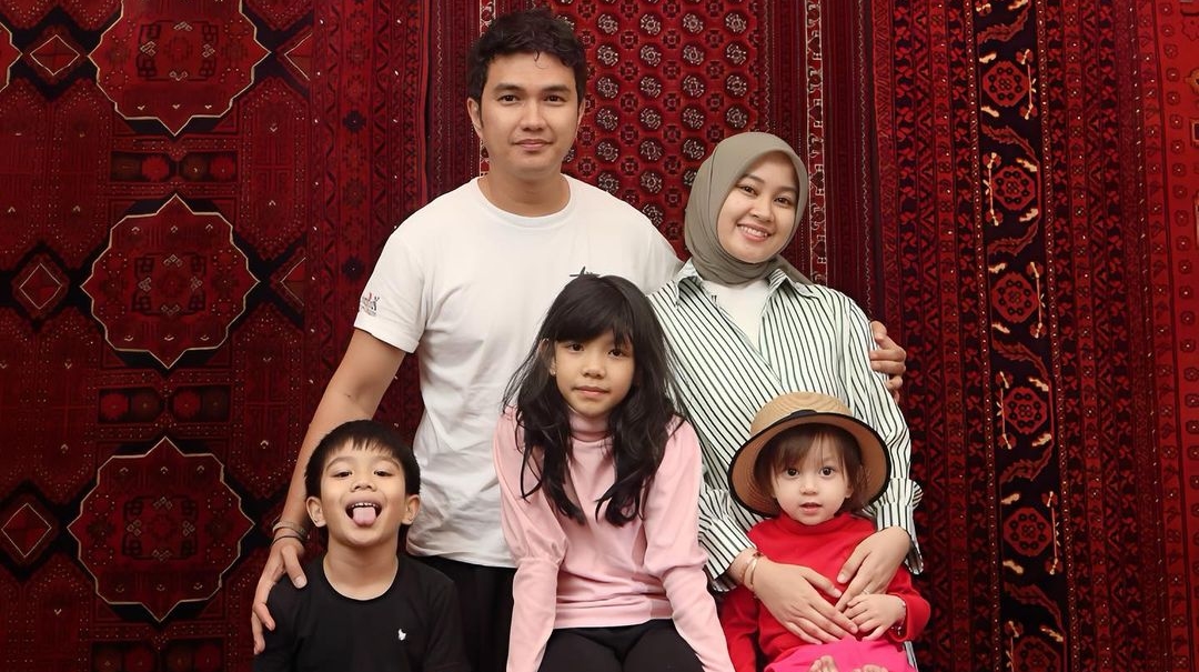 Aldi Taher bareng istri dan anak-anak [Instagram]