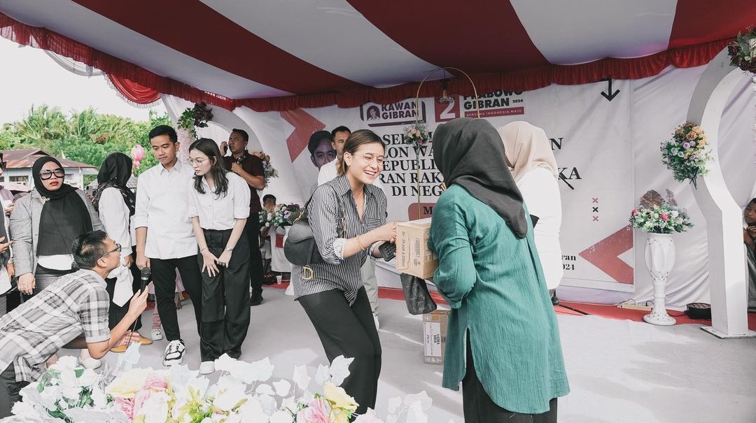 Awkarin bareng tim Gibran Rakabuming di Ambon, Maluku [Instagram]