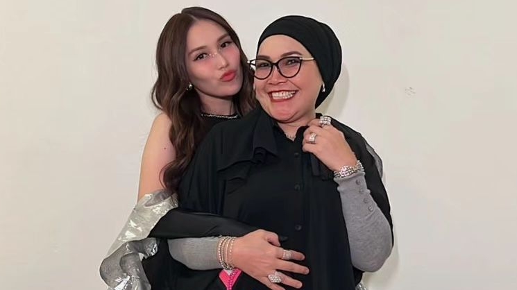 Ayu Ting Ting dan Umi Kalsum [Instagram]