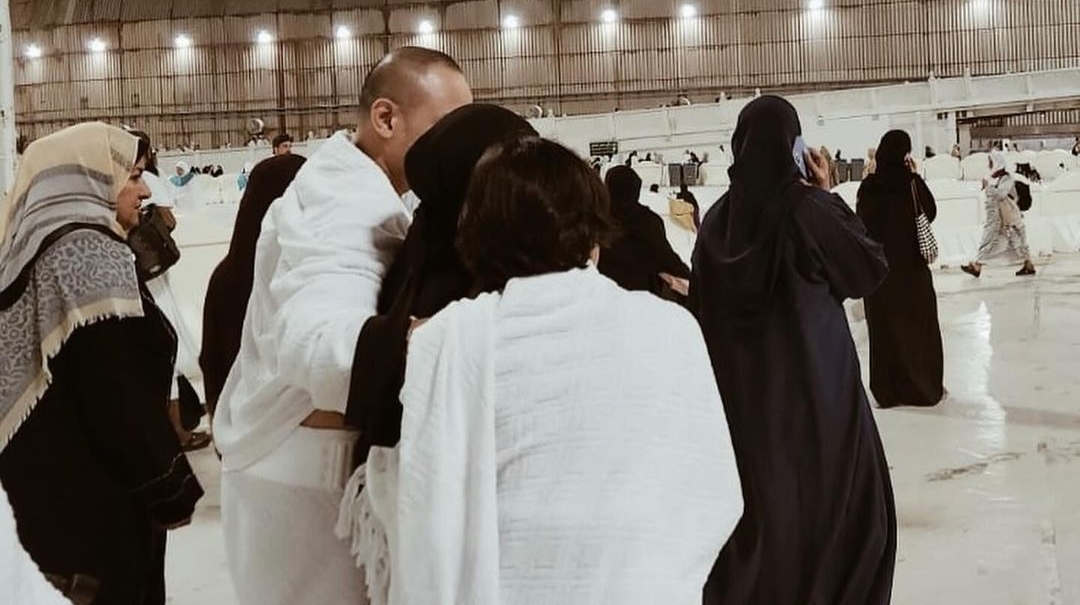 Tiko Aryawardhana Temani BCL Badal Umrah untuk Ashraf Sinclair [Instagram]