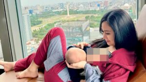 Denise Chariesta Menyusui sambil Lihat Monas di Park Hyatt Jakarta [Instagram]