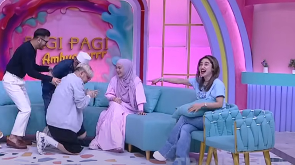 Dewi Perssik Ustaz Solmed [YouTube]