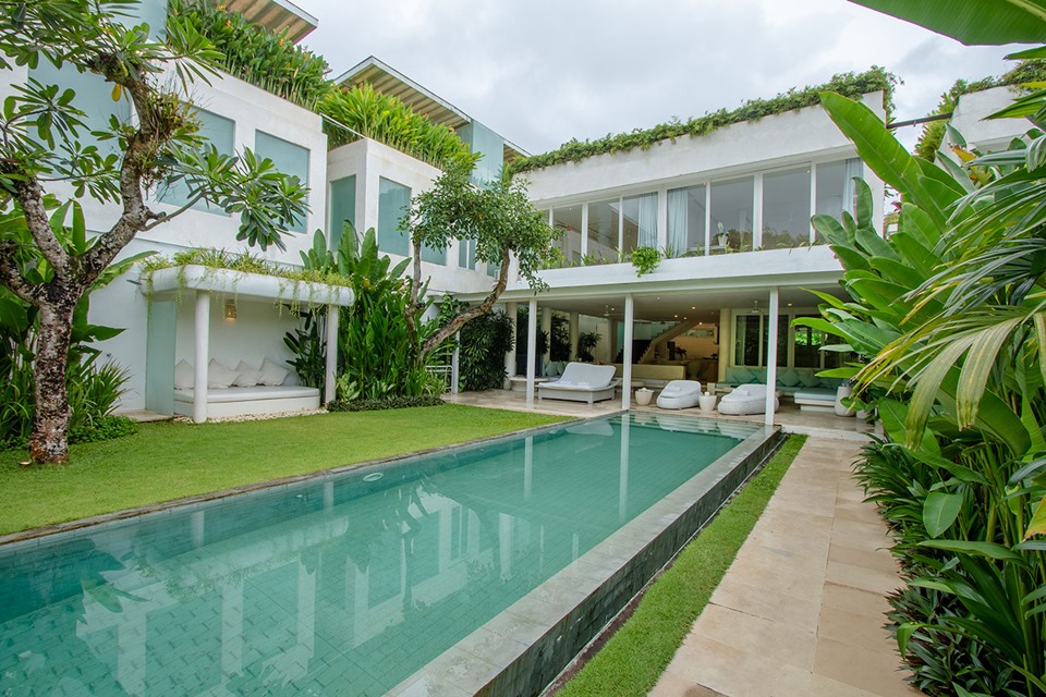 Dewi Perssik - EDEN The Residence at the Sea [Instagram]