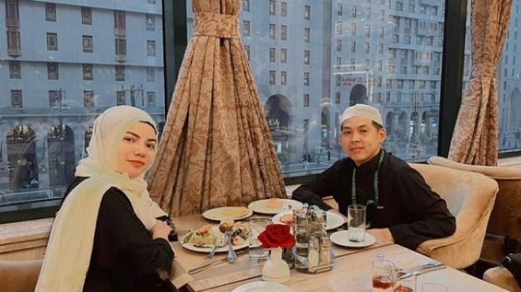 Dinar Candy dan Ko Apex Umrah [Instagram]