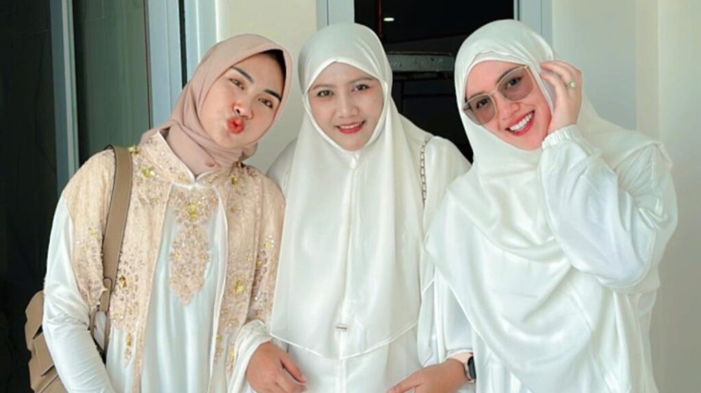 Happy Asmara Berangkat Umrah [Instagram]