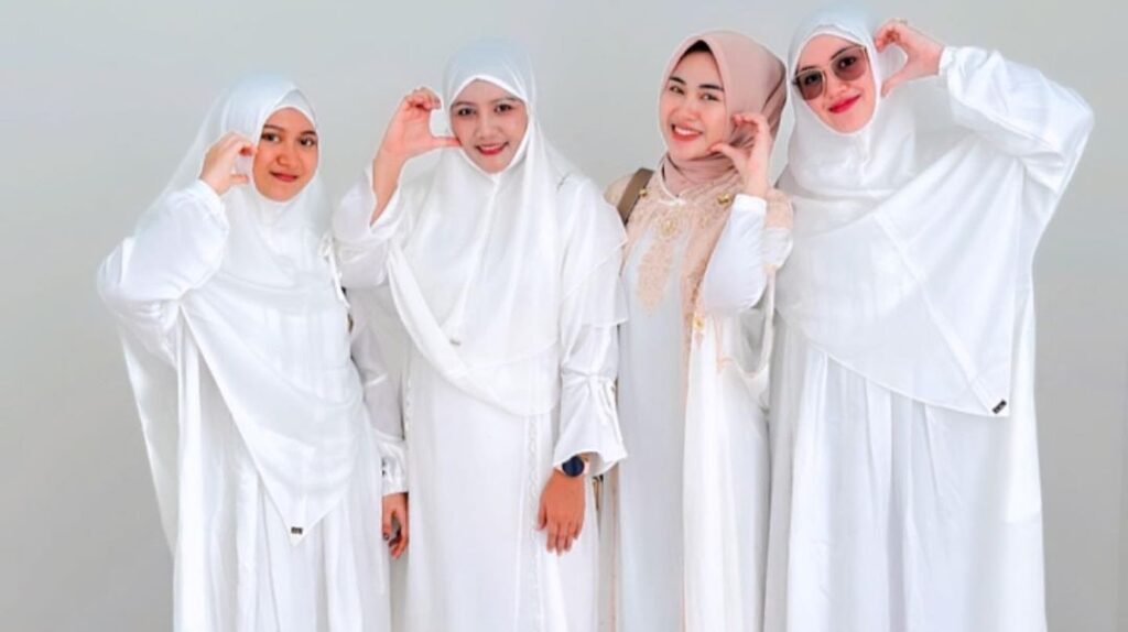 Happy Asmara Berangkat Umrah [Instagram]